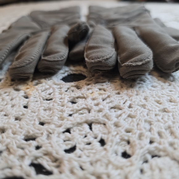 Isotoner Vintage Taupe Cashmere Lined Womens One Size Gloves - Picture 6 of 7